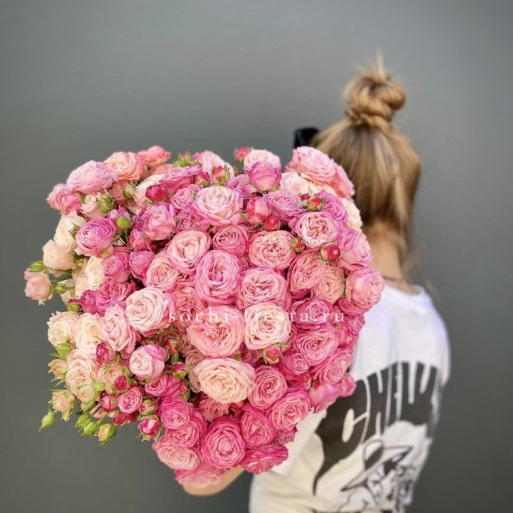 Охапка кустовых роз бомбастик пинк в Ульяновске