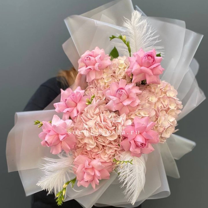  Букет  из гортензий и розовых роз в Ульяновске