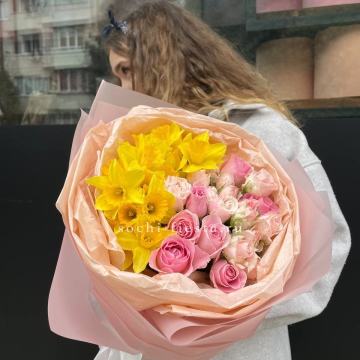 Букет роз и нарциссов в Ульяновске