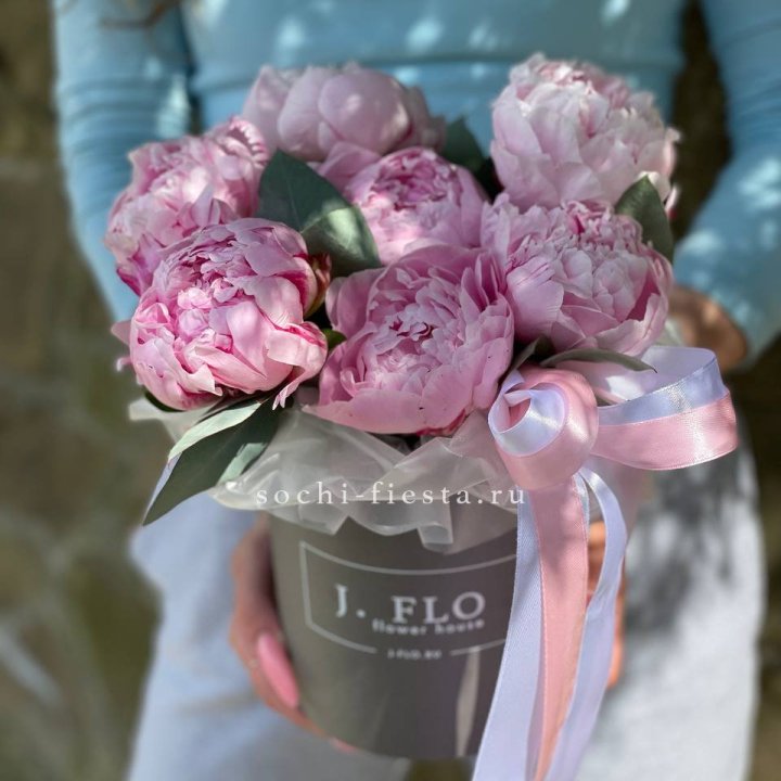 Цилиндр пионов с эвкалиптом в Ульяновске