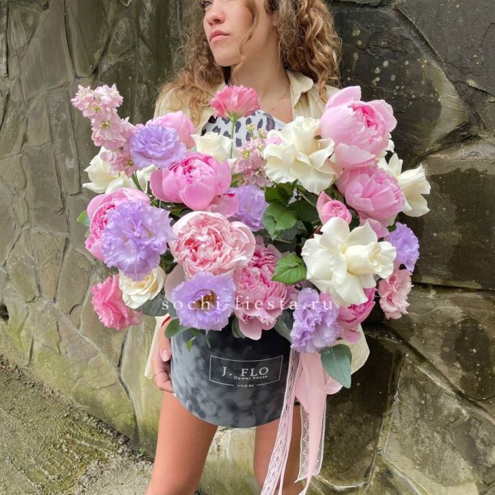 Дизайнерский цилиндр с пионами в Ульяновске