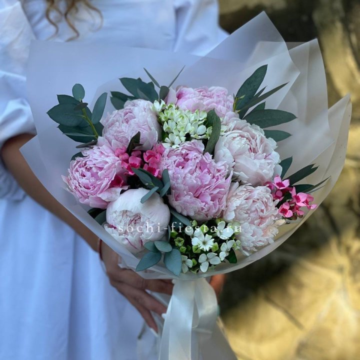 7 зефирных пионов с эвкалиптом в Ульяновске