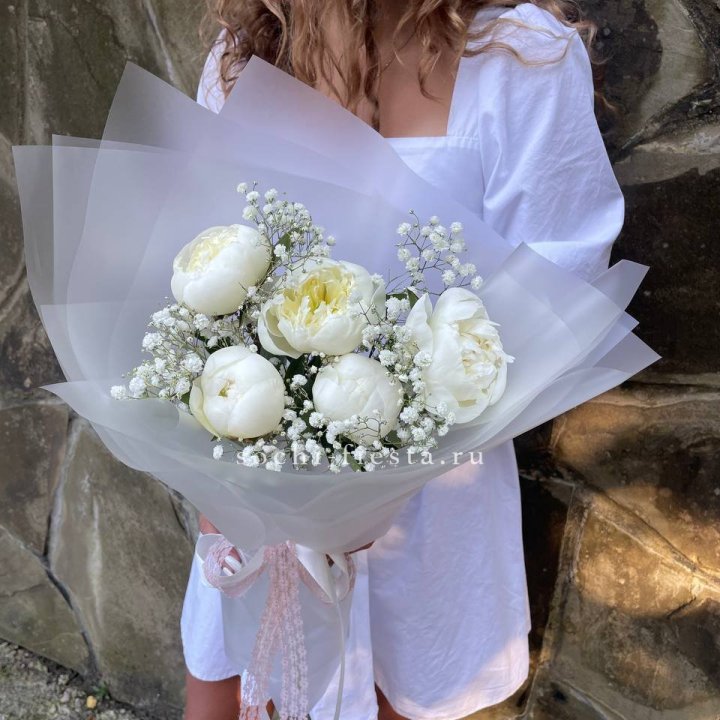 Букет белых пионов "Файв" в Ульяновске