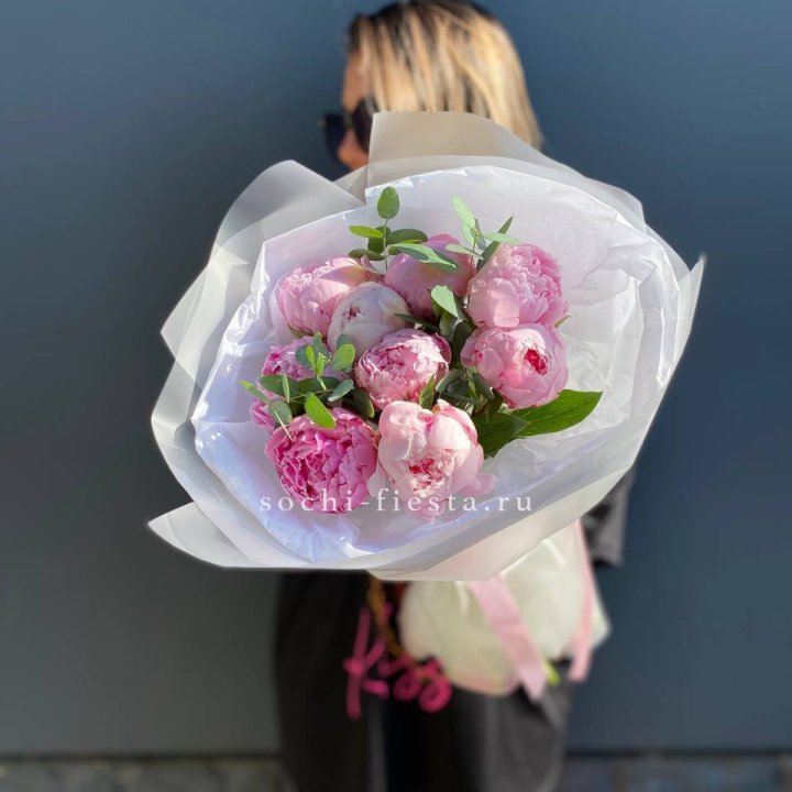 9 пионов с эвкалиптом в Ульяновске