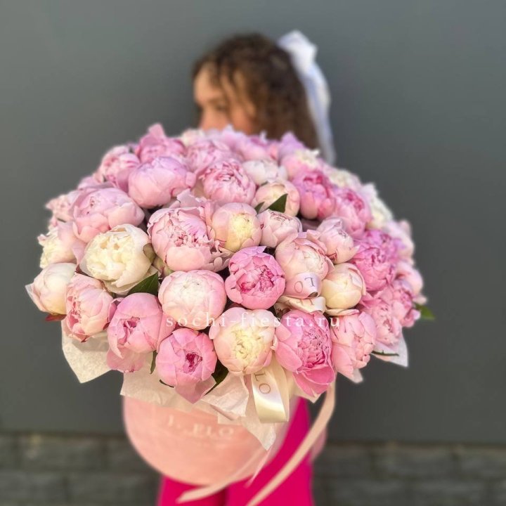 51 нежных пионов  в цилиндре в Ульяновске