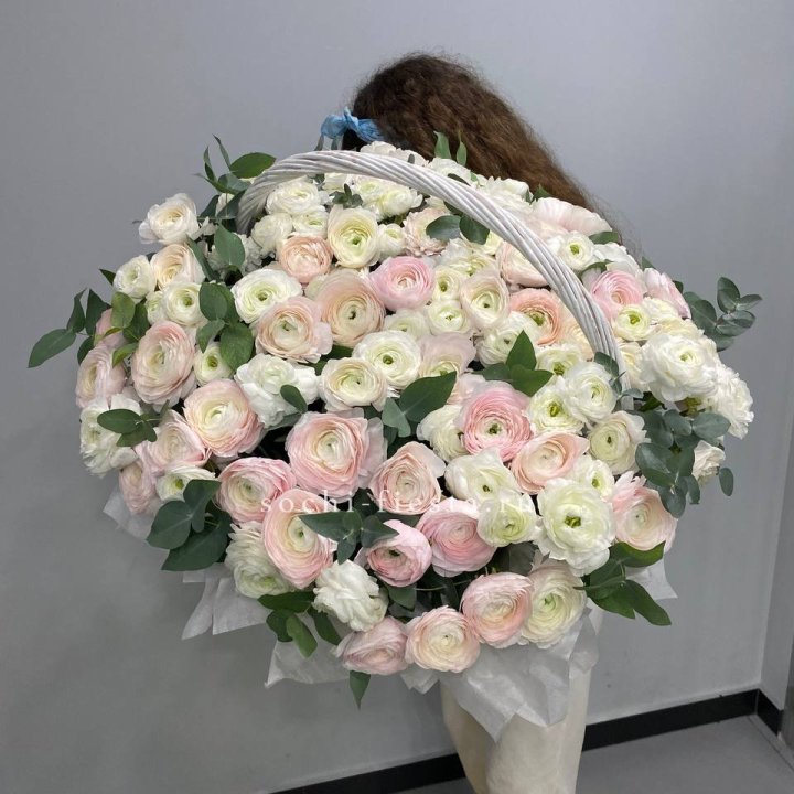 Ранункулюсы в корзине в Ульяновске