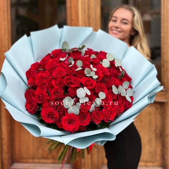 101 красная роза с эвкалиптом в Ульяновске