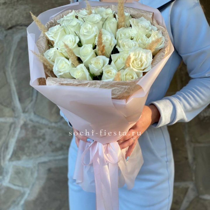 25 белых роз с сухоцветами в Ульяновске