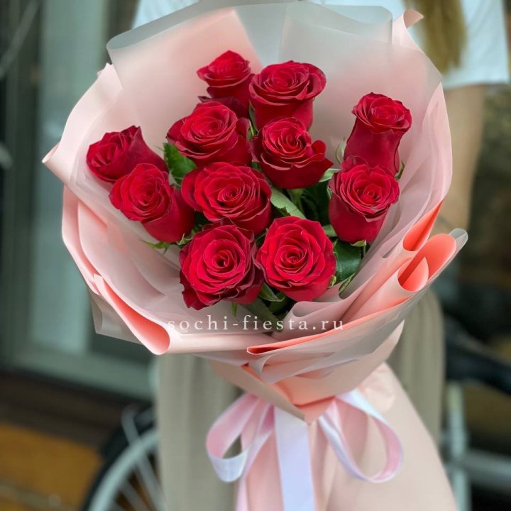 Букет красных роз "Мадам ред" в Ульяновске