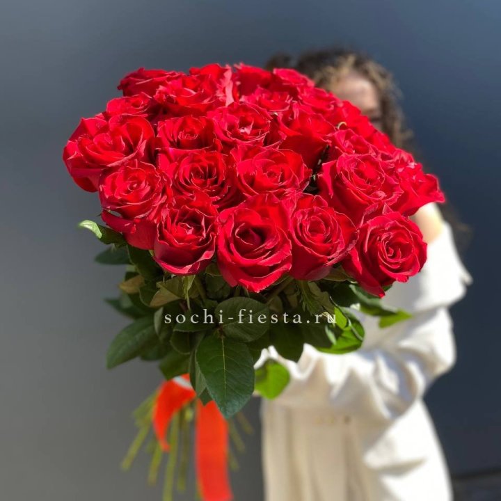 25 высоких красных роз в Ульяновске