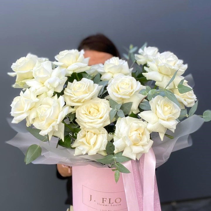 17 Французских белых роз в боксе в Ульяновске