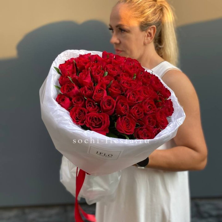 51 роза мадам ред в нежном оформлении в Ульяновске