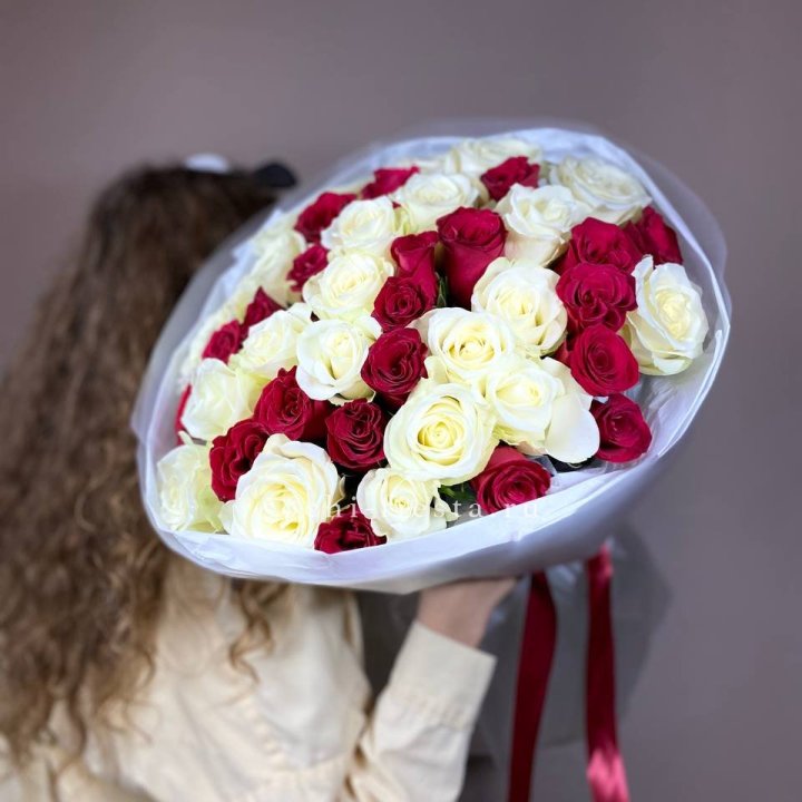 Букет из красных белых 45 роз в Ульяновске