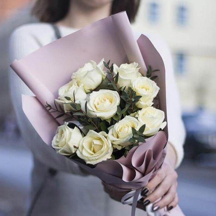 9 белых  роз "Минт" в Ульяновске