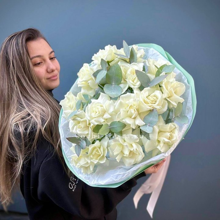 15 Белых французских роз "Ноте бьянка" в Ульяновске