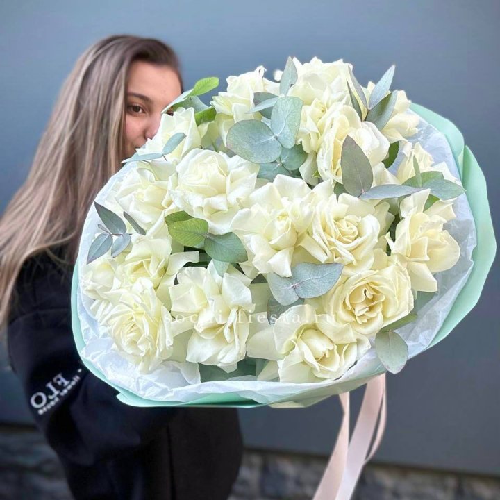 19 Белых французских роз "Ноте бьянке" в Ульяновске