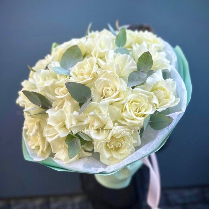 25 Белых французских роз "Ноте бьянка" в Ульяновске