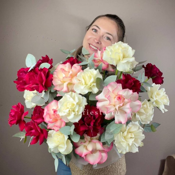 35 французских роз микс в джутовом боксе в Ульяновске