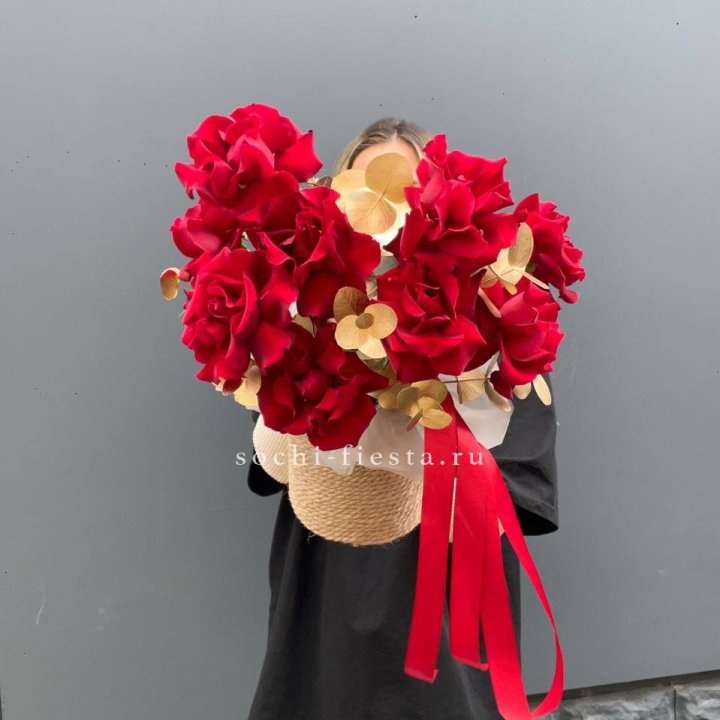 Красные французские розы в джутовом кашпо в Ульяновске