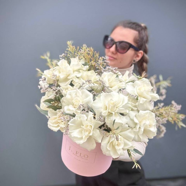 17 Французских белых роз в коробке Афина в Ульяновске