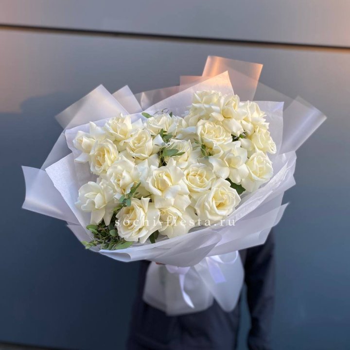 Пышный букет из белых роз в Ульяновске