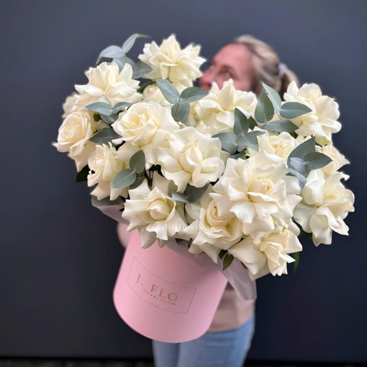 25 Французских белых роз в боксе в Ульяновске