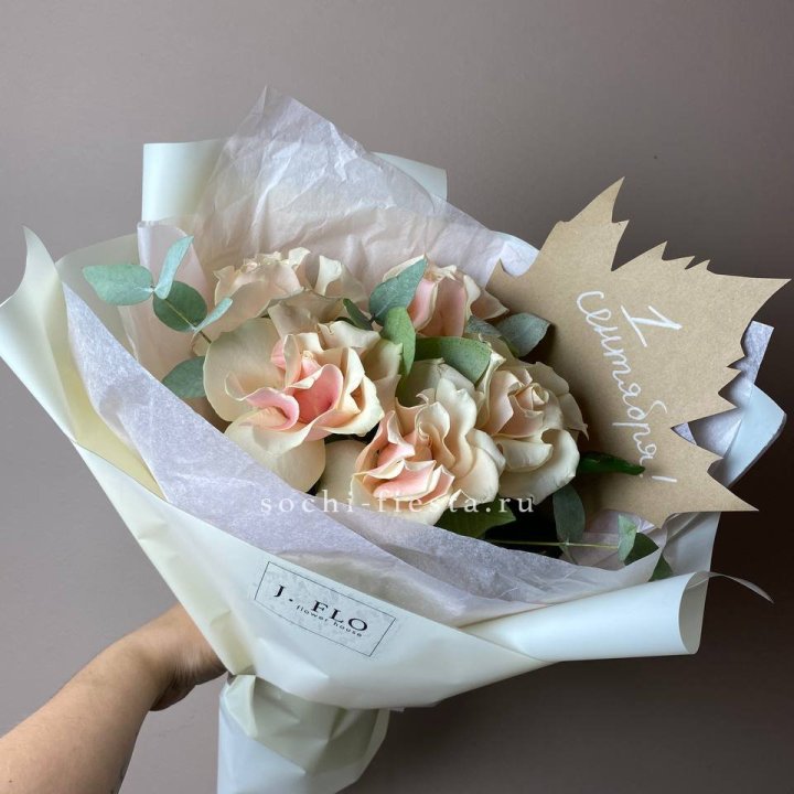 Букет кремовых роз к дню знаний в Ульяновске