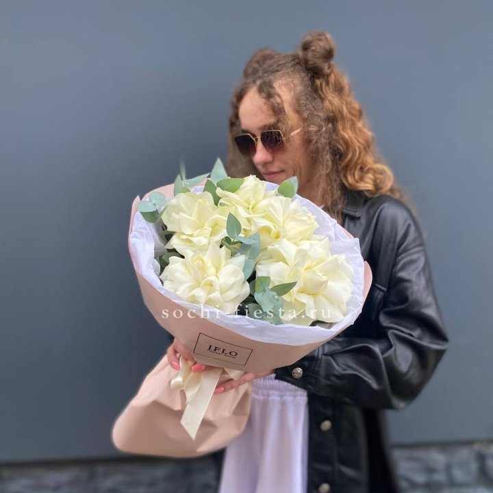 5 Белых французских роз в Ульяновске