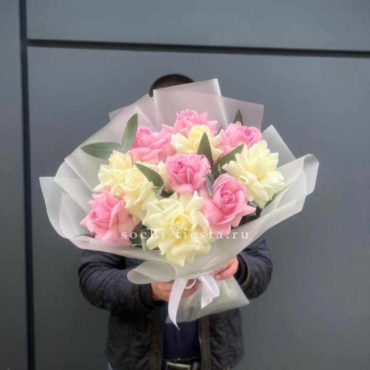 11 бело-розовых роз в Ульяновске