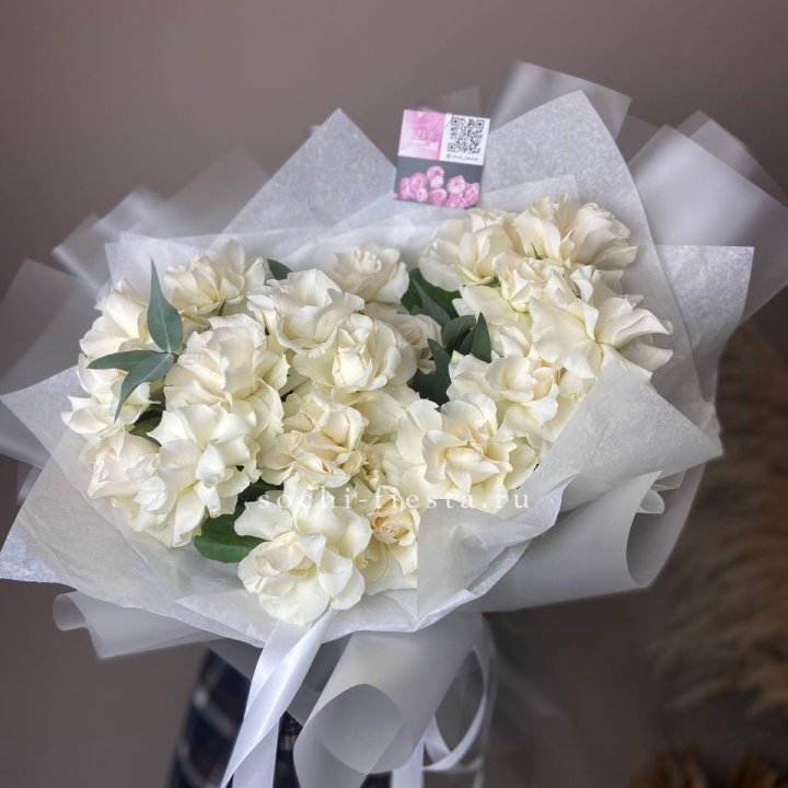 21 французских роз с эвкалиптом в Ульяновске