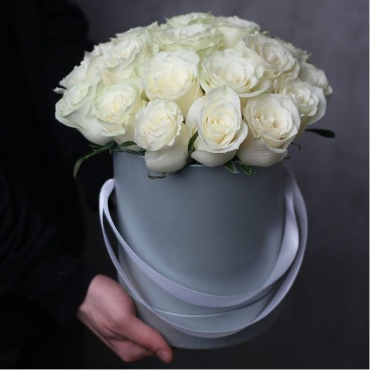 15 белых роз в цилиндре в Ульяновске