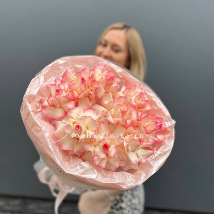 9 французских роз Джумилия в нежном оформлении в Ульяновске