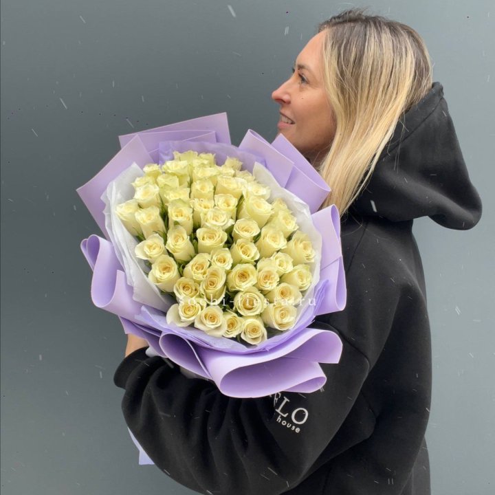 51 белая кенийская роза в оформлении в Ульяновске