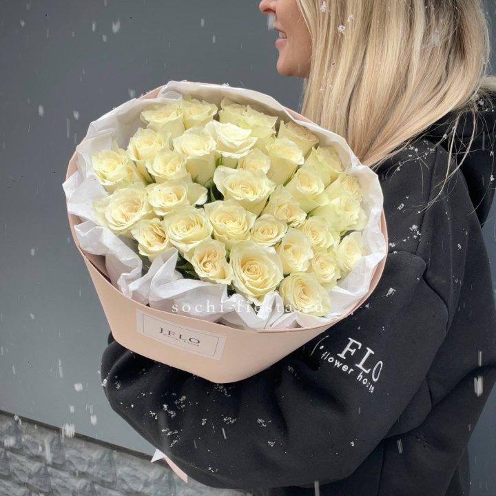 31 белая роза в оформлении в Ульяновске