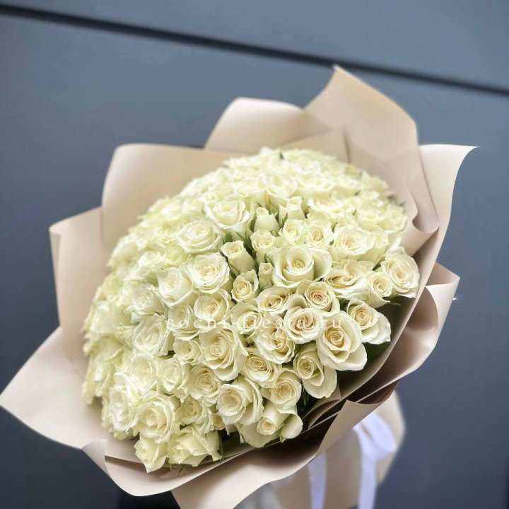 101 белая роза Атена в Ульяновске