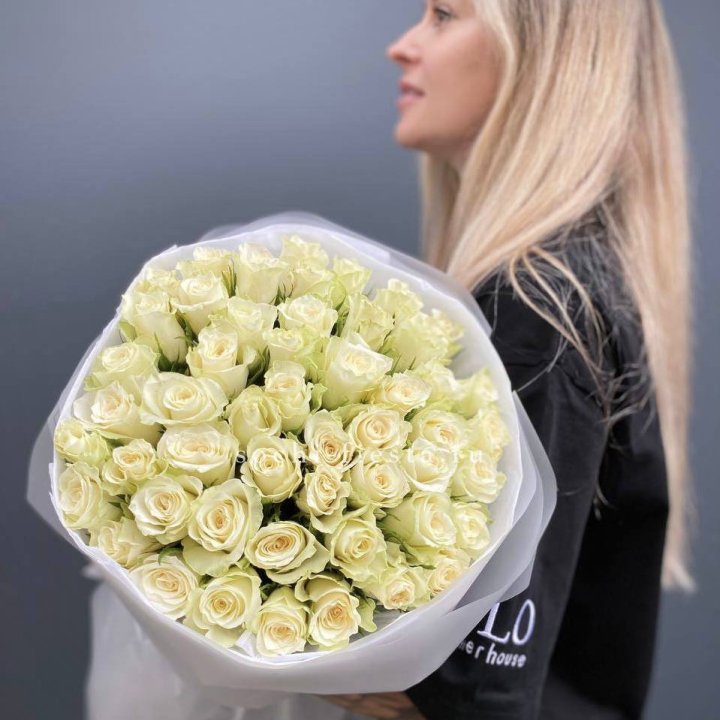 Воздушный букет из 51 белой кенийской розы в Ульяновске