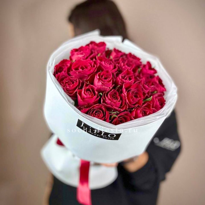 Букет красных роз мадам ред в Ульяновске