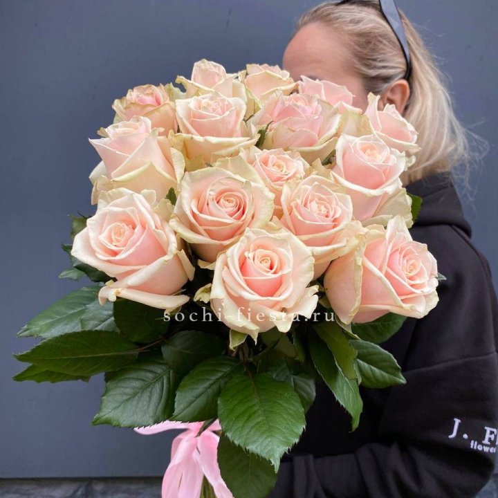 15  кремовых высоких роз в Ульяновске