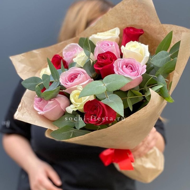 Букет из 15 роз с эвкалиптом в Ульяновске