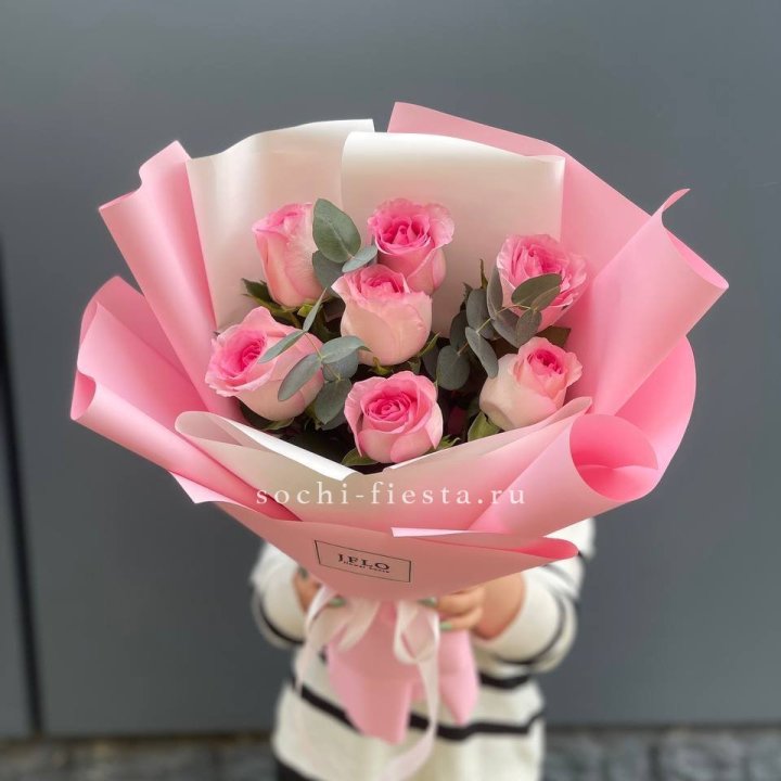 7 роз с эвкалиптом в Ульяновске