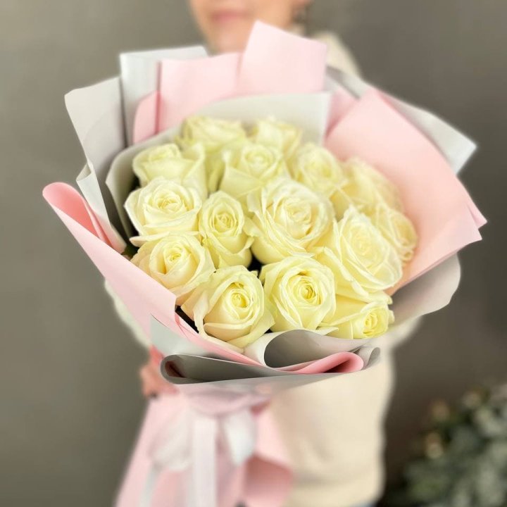 15 белых роз пудра в Ульяновске