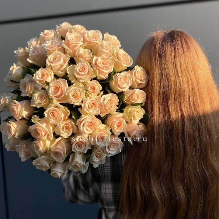 Охапка кремовых роз в Ульяновске
