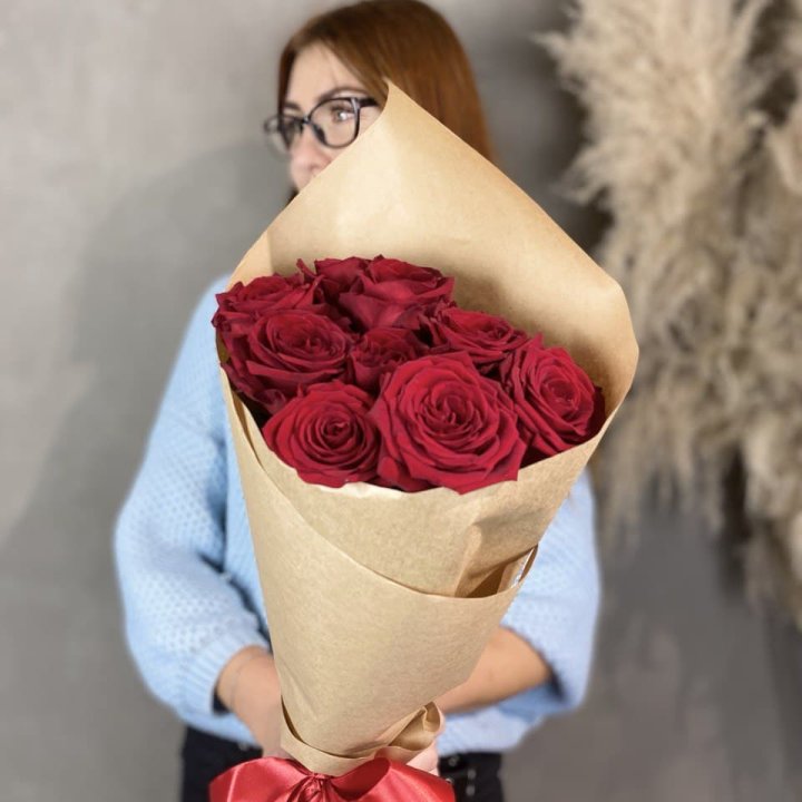 9 красных роз в крафте в Ульяновске