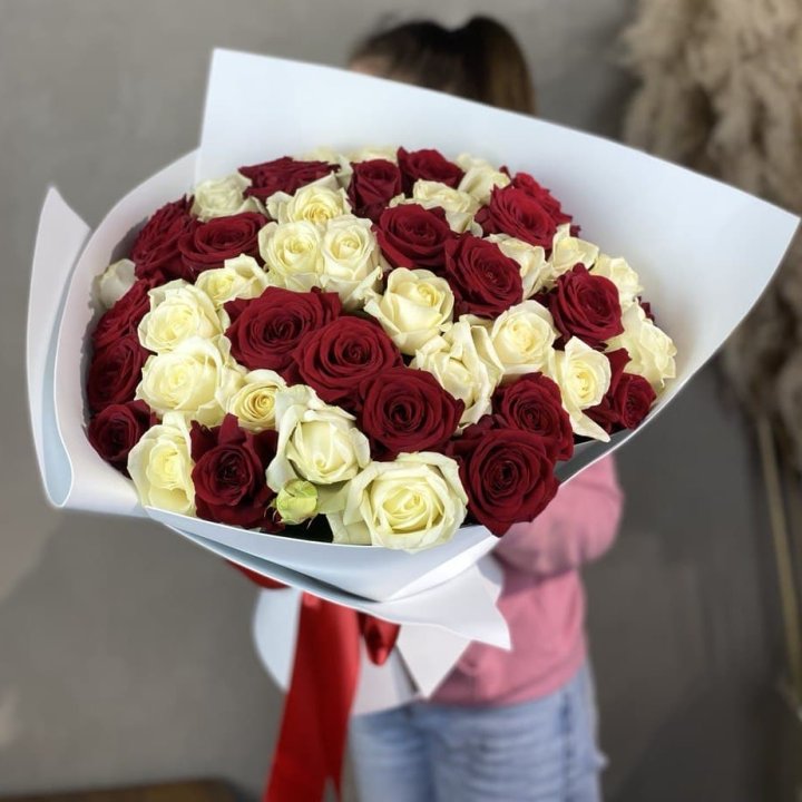 51 красная и белая роза в Ульяновске