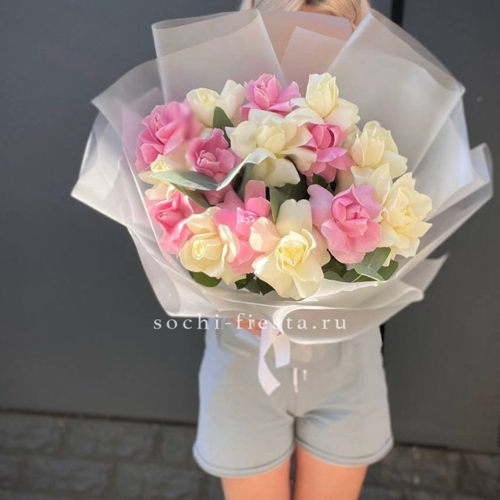15 бело-розовых роз в Ульяновске