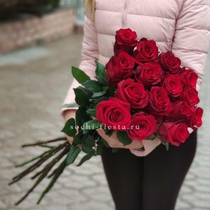 15 высоких красных роз в Ульяновске