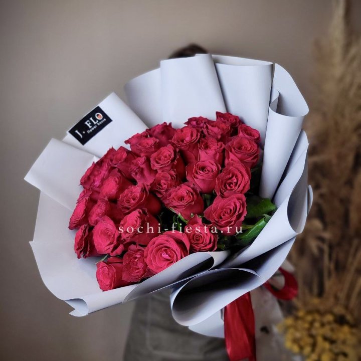 Красные розы 33 шт в Ульяновске