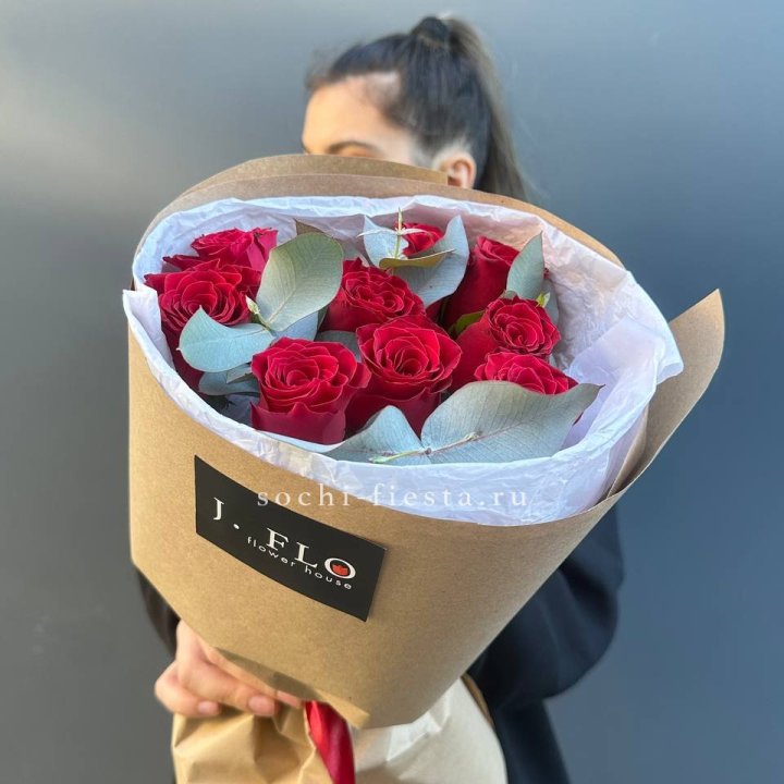 9 роз с эвкалиптом в Ульяновске