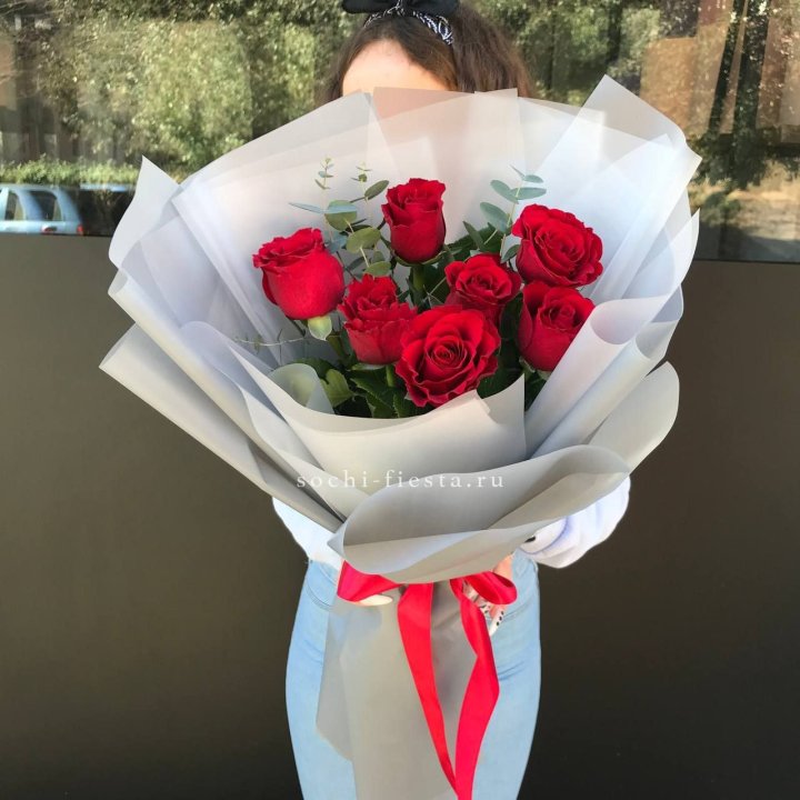 7 красных роз с эвкалиптом  в Ульяновске