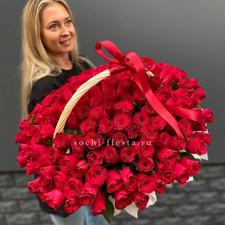 151 красная  роза в корзине в Ульяновске